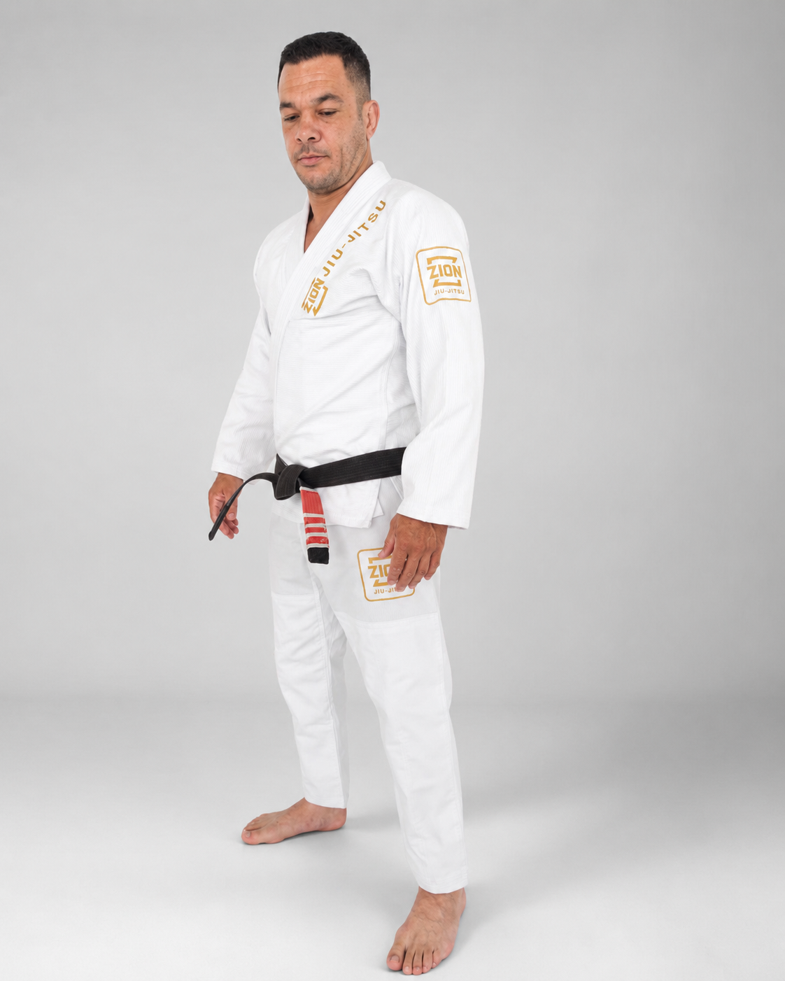 Kimono oficial Zion Jiu-Jitsu em estúdio, vista frontal