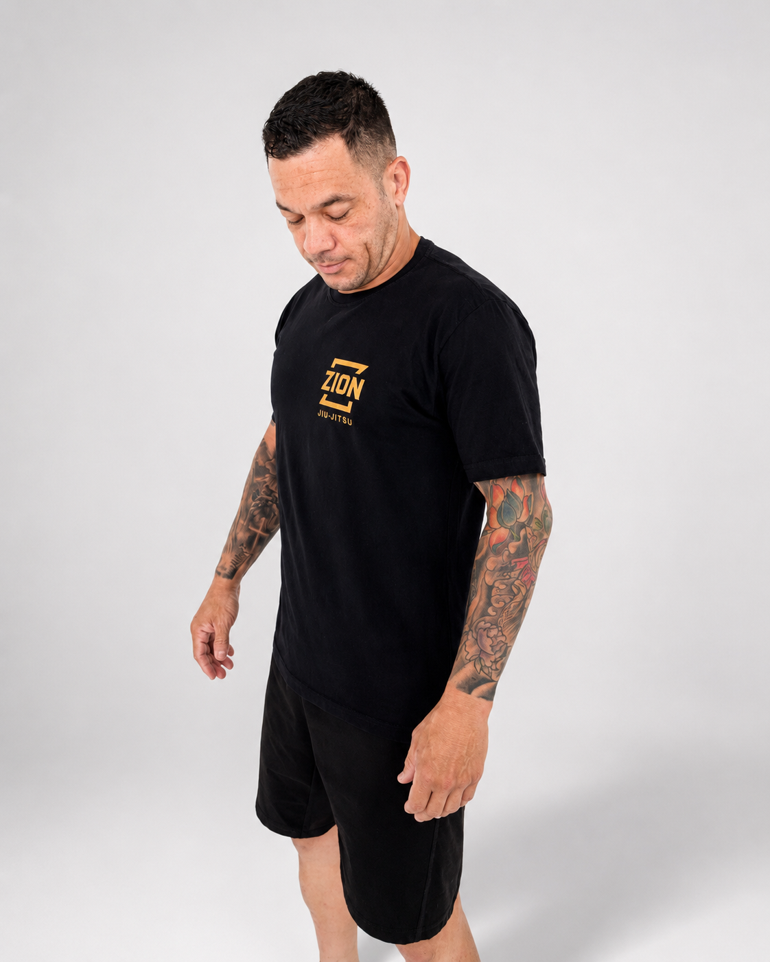 Camiseta oficial Zion Jiu-Jitsu em estúdio, vista frontal