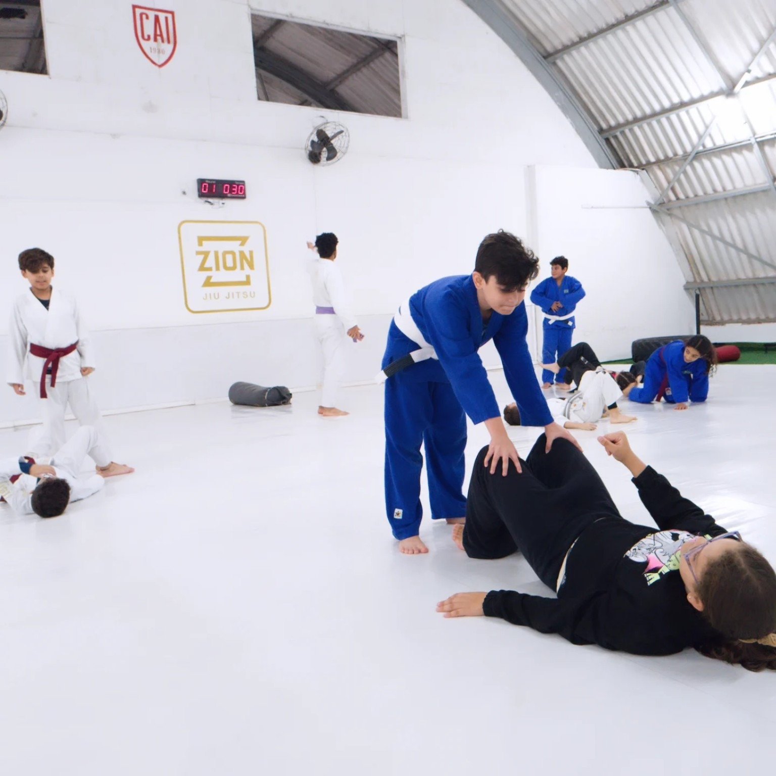 Prática de jiu-jitsu com alunos na unidade Guarapiranga