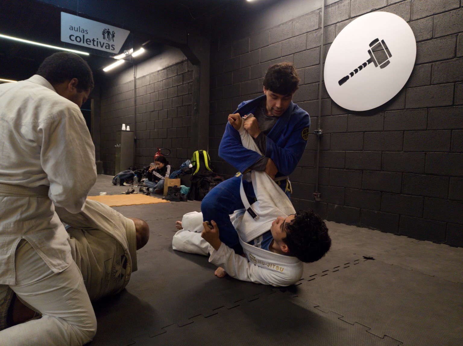 Treino em duplas com foco em controle e precisão. na unidade Guarapiranga II da Zion Jiu-Jitsu