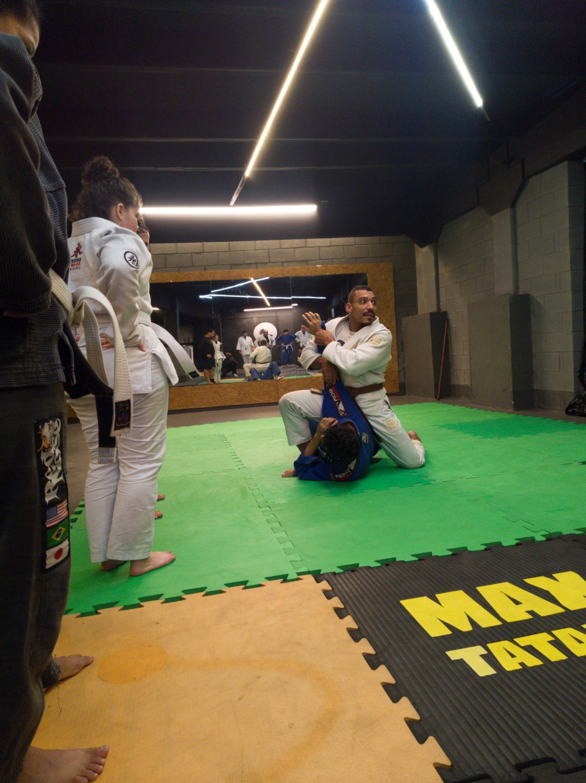 Acompanhamento próximo durante a execução das técnicas. na unidade Guarapiranga II da Zion Jiu-Jitsu