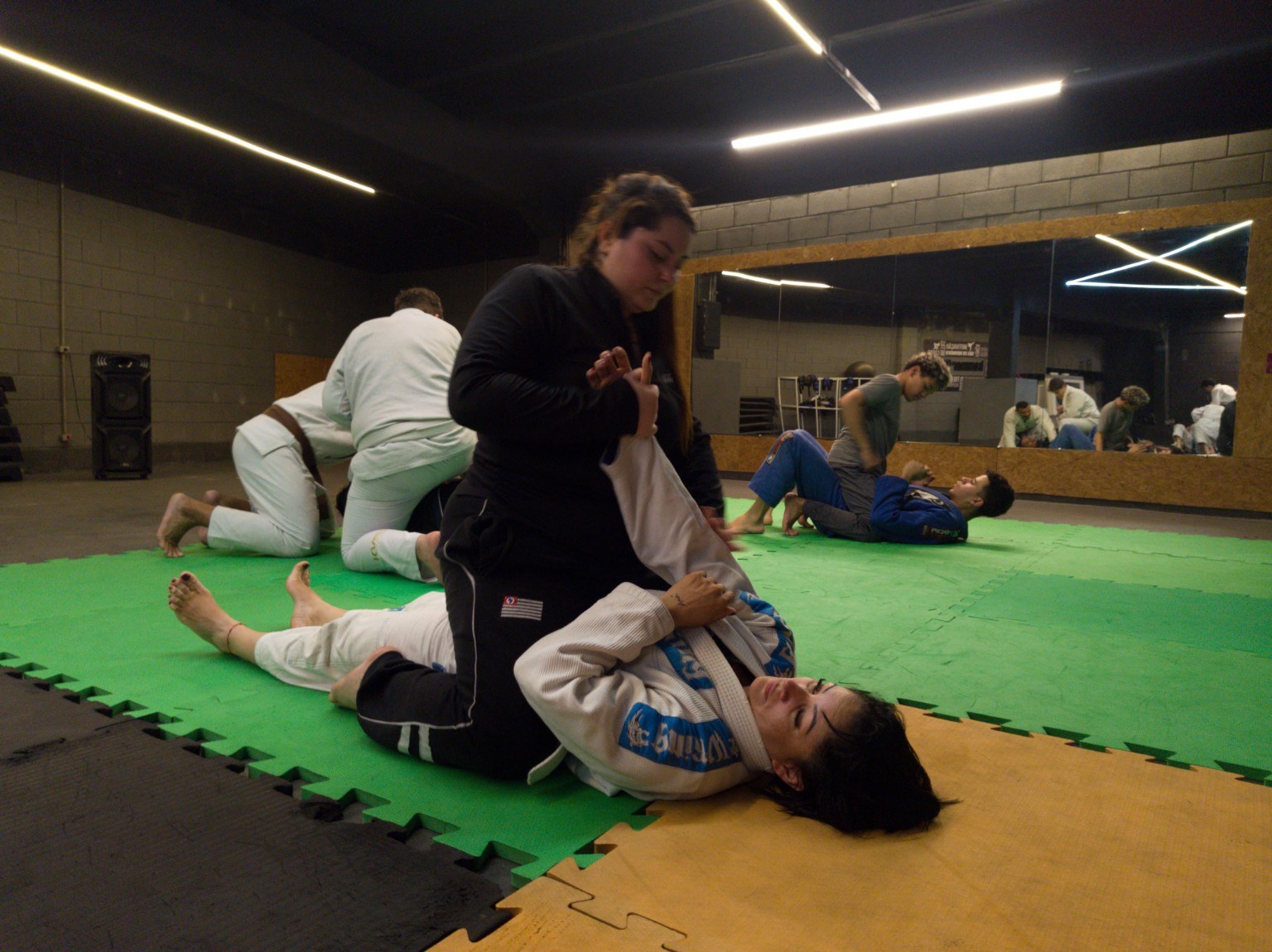 Treino misto em um ambiente de respeito e cooperação. na unidade Guarapiranga II da Zion Jiu-Jitsu