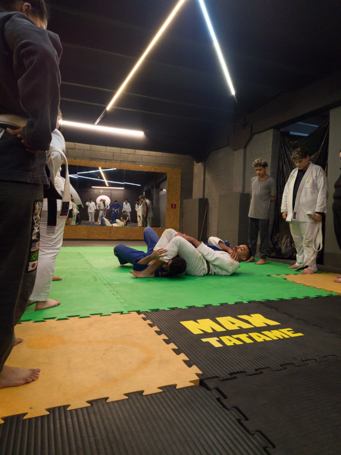 Prática regular e acompanhamento para evoluir com segurança. na unidade Guarapiranga II da Zion Jiu-Jitsu