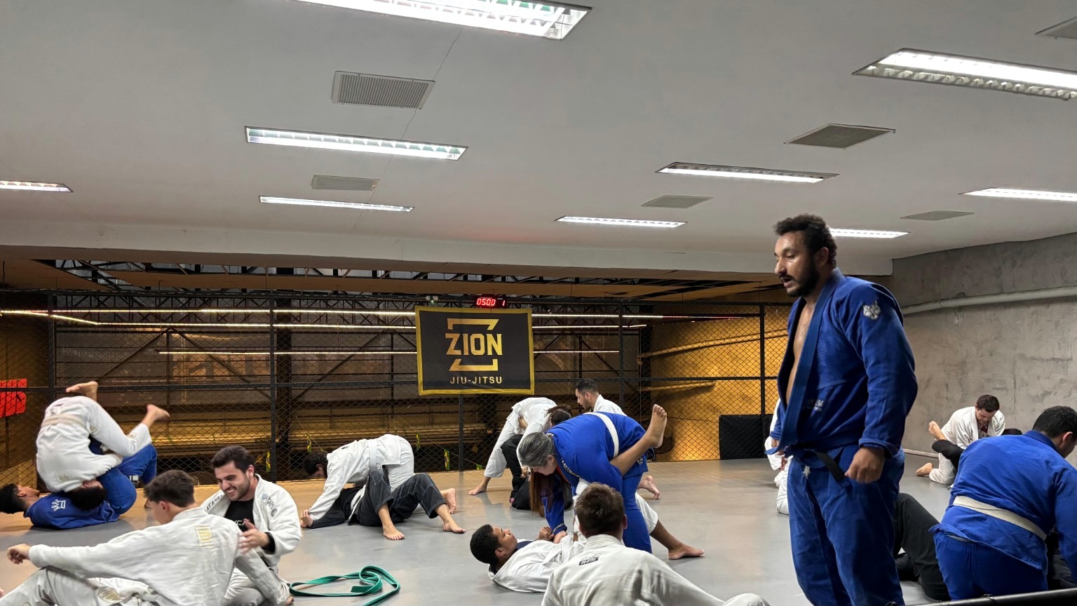 Alunos treinando na unidade Santo Amaro da Zion Jiu-Jitsu