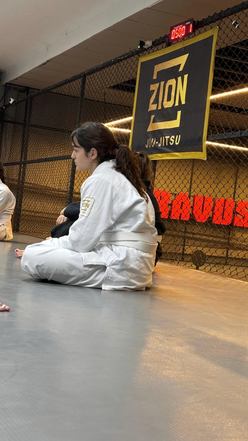 Aluna na unidade Santo Amaro durante aula de jiu-jitsu
