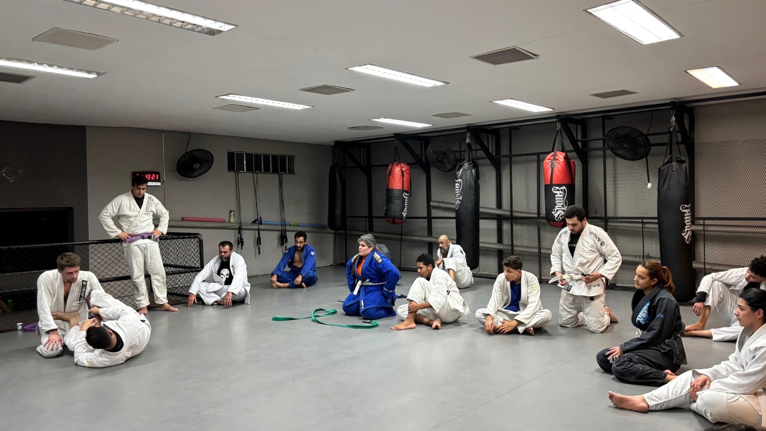 Turma reunida durante aula na unidade Santo Amaro da Zion Jiu-Jitsu
