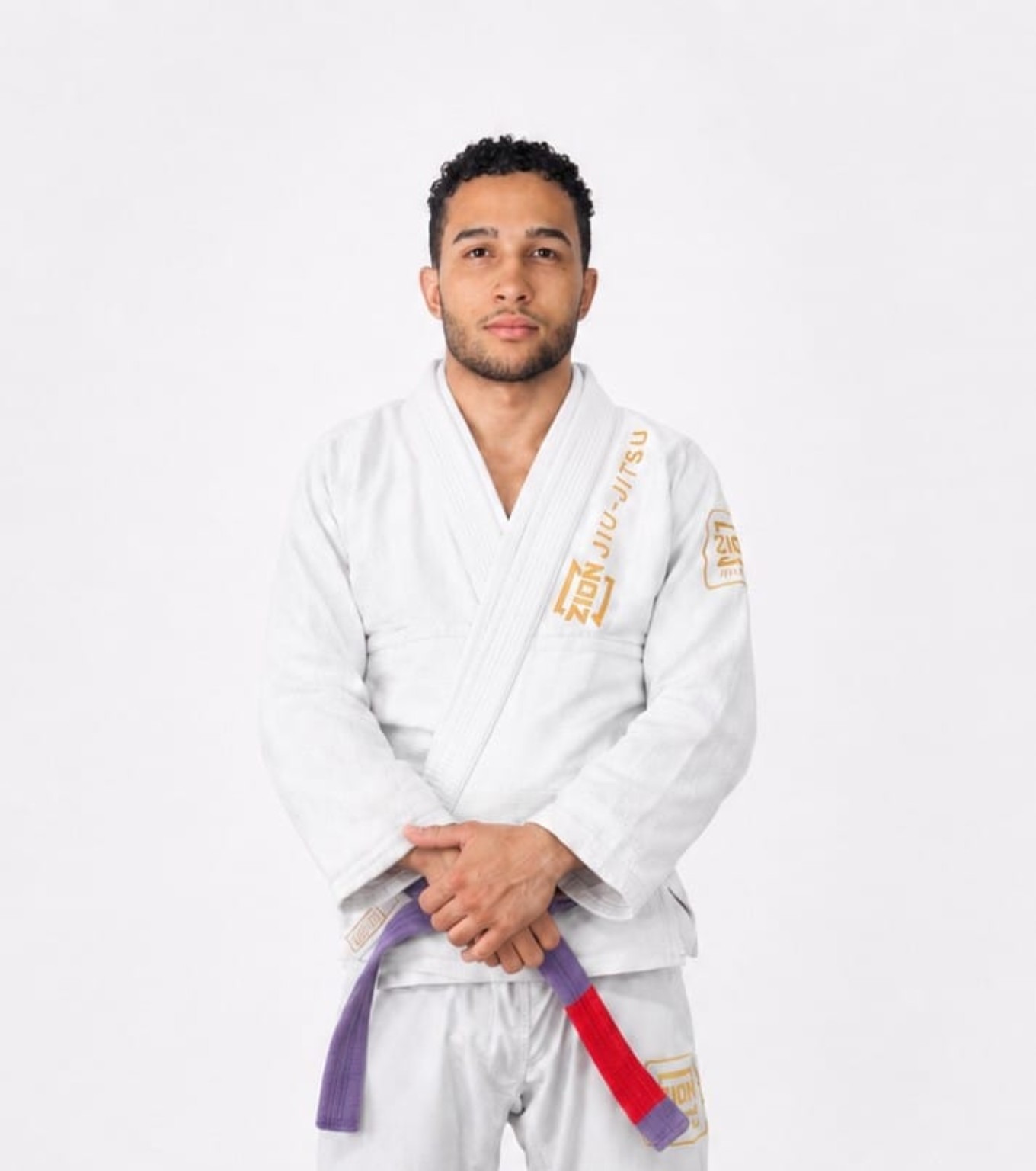 Instrutor Wellington Santos com kimono oficial Zion